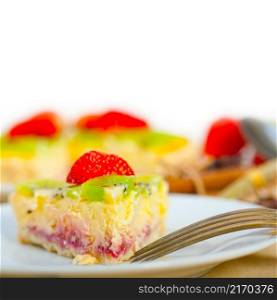 kiwi and strawberry pie tart with lemon custard cream and spices