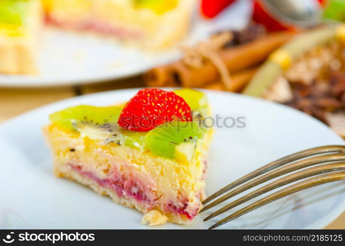 kiwi and strawberry pie tart with lemon custard cream and spices