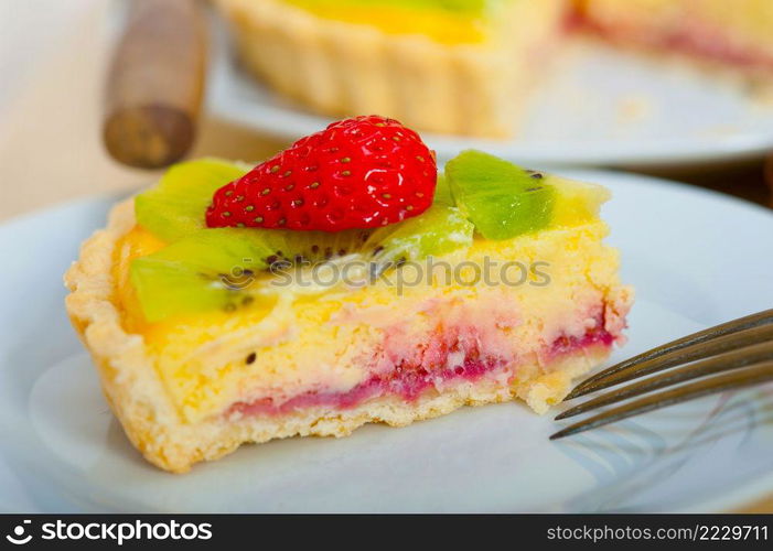 kiwi and strawberry pie tart with lemon custard cream and spices