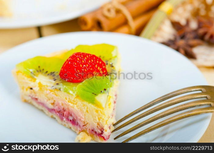 kiwi and strawberry pie tart with lemon custard cream and spices