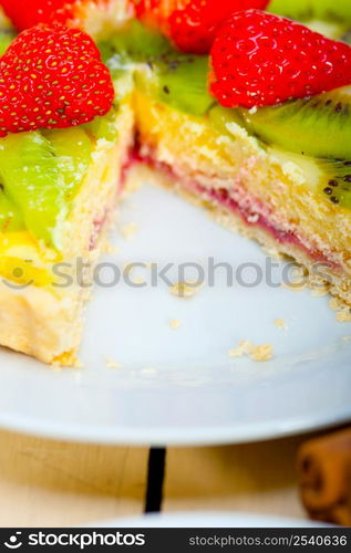 kiwi and strawberry pie tart with lemon custard cream and spices