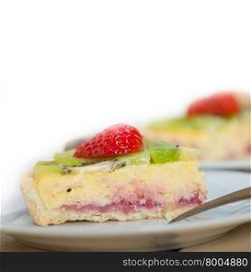 kiwi and strawberry pie tart with lemon custard cream and spices
