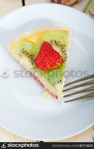 kiwi and strawberry pie tart with lemon custard cream and spices