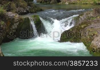 kleiner Wasserfall im Gebirgsbach