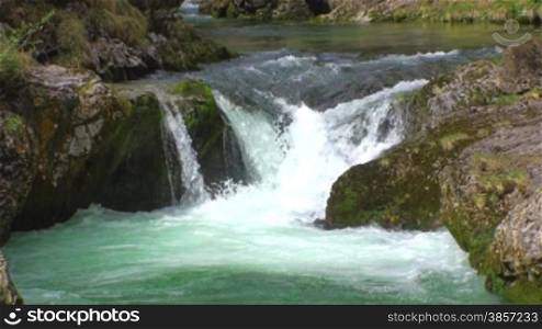 kleiner Wasserfall im Gebirgsbach