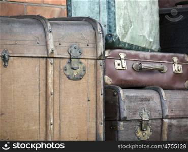 Koffer-alt. old suitcases on a station
