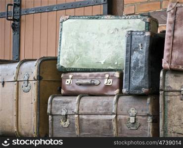 Koffer-vorn. old suitcases on a station