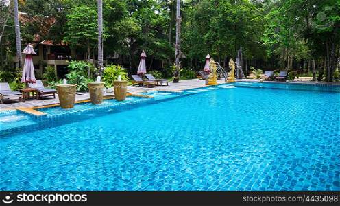 KOH CHANG, THAILAND - 28 MART, 2015: Klong Prao Resort. Swimming pool on a tropical beach
