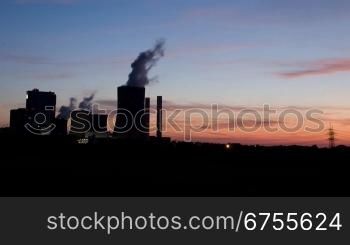 Kohlekraftwerk im Zeitraffer bei Sonnenuntergang