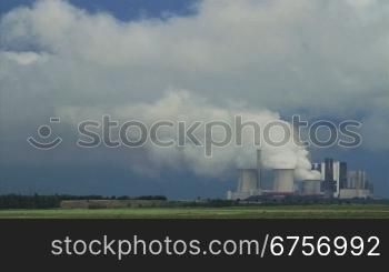 Kohlekraftwerke vor Braunkohletagebau, Rheinland, Deutschland