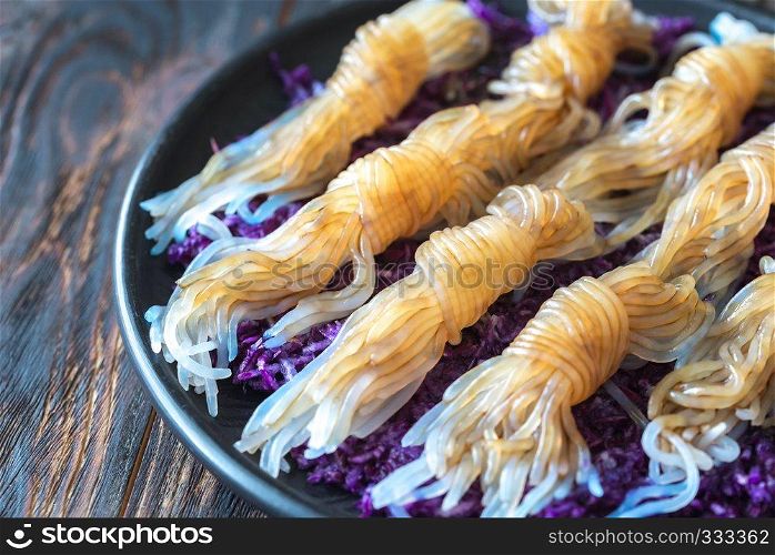 Konnyaku noodles with red cabbage