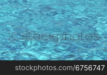 Kristallklares Wasser in einem Pool