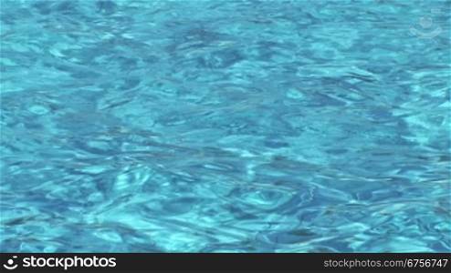 Kristallklares Wasser in einem Pool