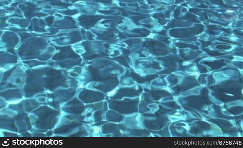 Kristallklares Wasser in einem Pool