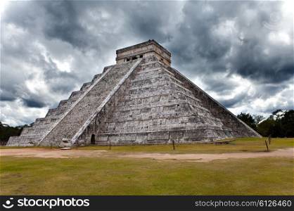Kukulkan Pyramid in Chichen Itza on the Yucatan, Mexico eoeoeueaia