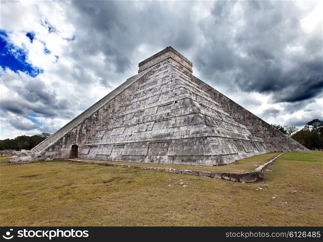 Kukulkan Pyramid in Chichen Itza on the Yucatan, Mexico eoeoeueaia