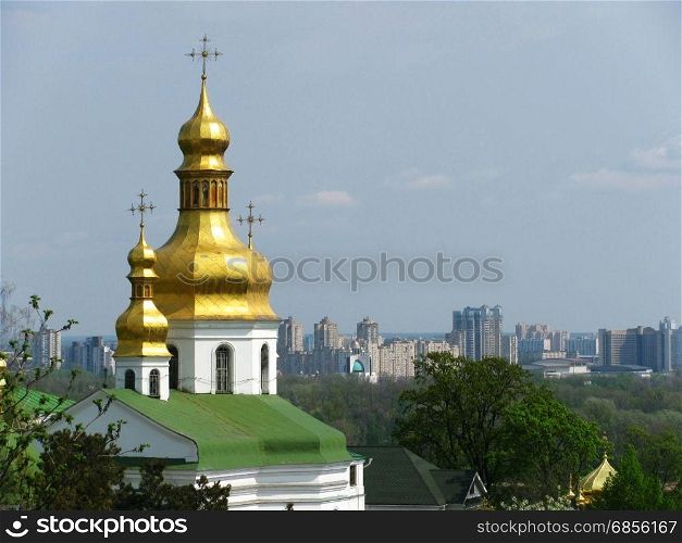 Kupoler av ortodoxa kyrkan pA? en bakgrund av stadsutveckling i Kiev (Ukraina)