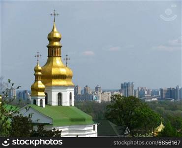 Kupoler av ortodoxa kyrkan pA? en bakgrund av stadsutveckling i Kiev (Ukraina)