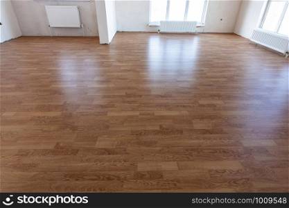 Laminate flooring in the interior of a spacious room in a new building