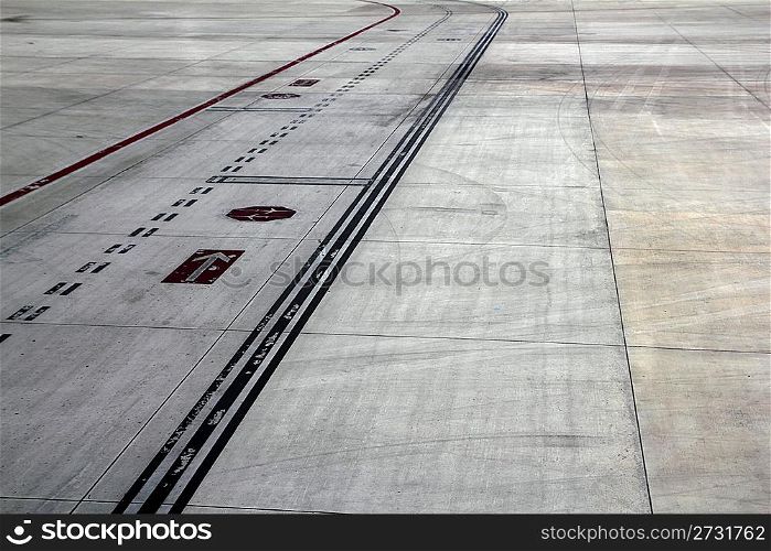 landing runway road airplanes traffic horizontal signals lines
