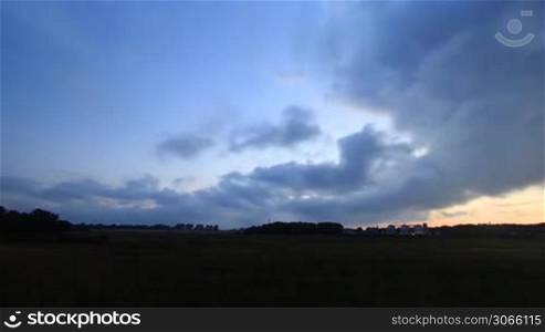 Landschaft im Norden von Deutschland abends im Zeitraffer, landscape in the north of Germany with fast moving clouds - time lapse