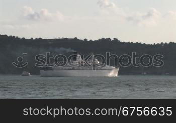 langsames Schiff in der Tejo-Mnndung, Lissabon