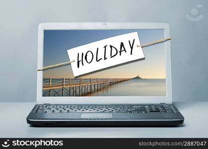 laptop with note about holiday