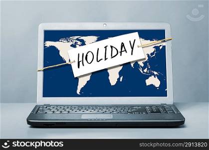 laptop with note about holiday