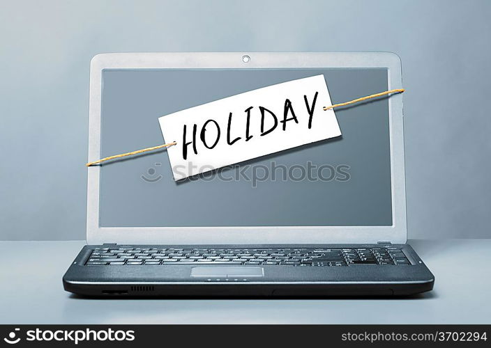 laptop with note about holiday