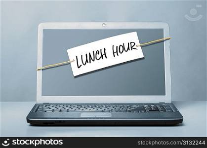 laptop with note about lunch hour