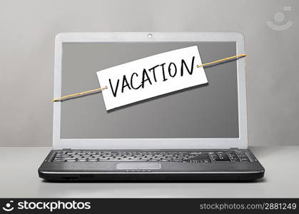 laptop with note about vacation