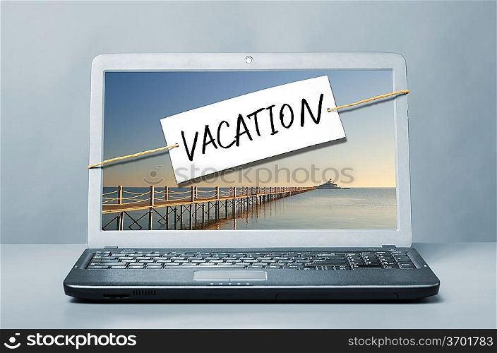 laptop with note about vacation
