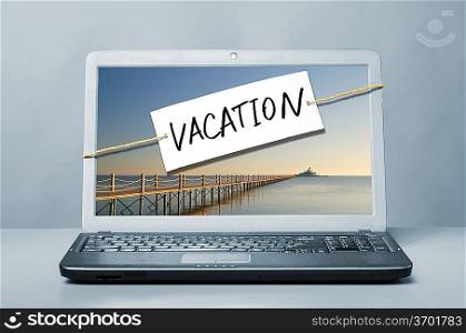 laptop with note about vacation