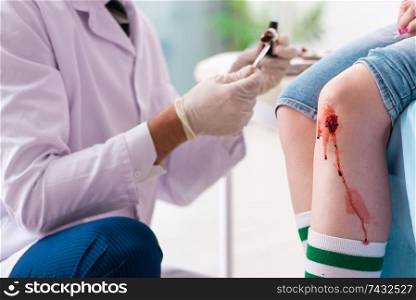 Leg injured young woman visiting male doctor 