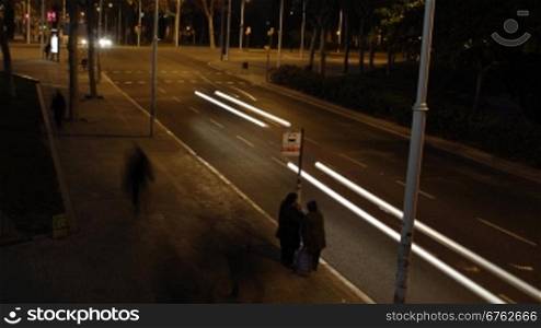 Lichter von Autos bei nacht auf einer Stra?e im Zeitraffer