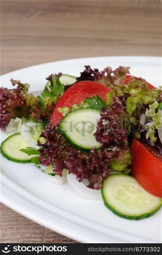 Light salad of lettuce and tomatoes with cucumber