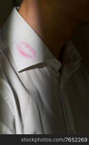 Lipstick marks on the collar of a men&rsquo;s white dress shirt