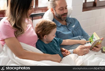 Litt≤boy’s father read stories toχldren before going to bed to unwind and s≤ep soundly until the morning.