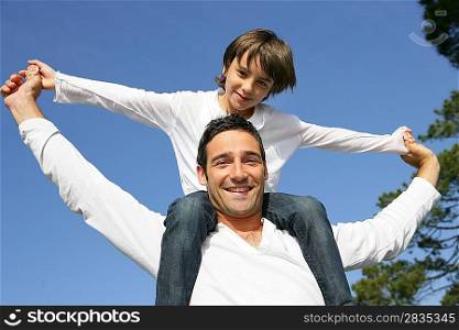 little boy on his father&acute;s shoulders
