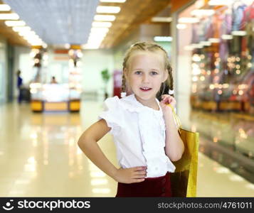 Little girl doing shopping in shopping center