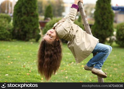 little girl in the autumn park