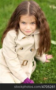 little girl in the autumn park