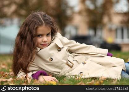 little girl in the autumn park