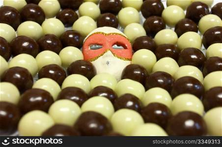 Little mask between white and brown chocolate balls
