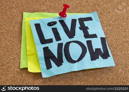live now reminder on blue sticky note posted on cork board