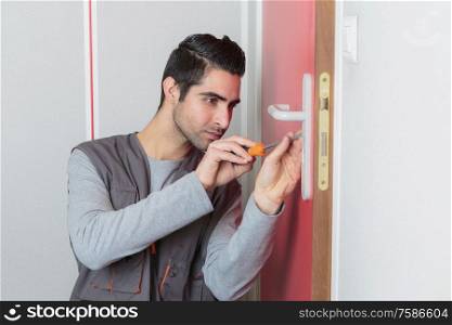 locksmith to fix a bathroom door with screwdriver