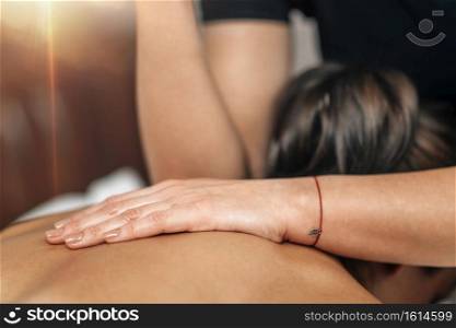 Lomi Lomi Hawaiian back massage, elbow press. Lomi Lomi Hawaiian Back Massage 