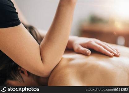 Lomi Lomi Hawaiian back massage, elbow press. Lomi Lomi Hawaiian Back Massage 