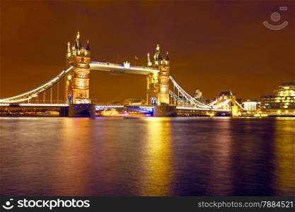 London bridge in the UK by night