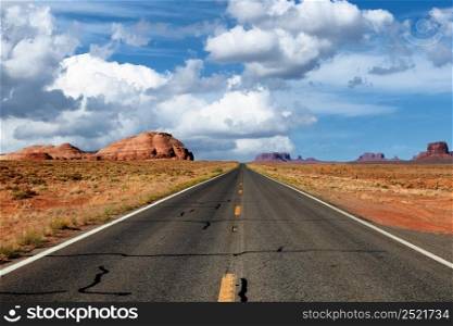 Long highway through Utah to the Grand Canyon